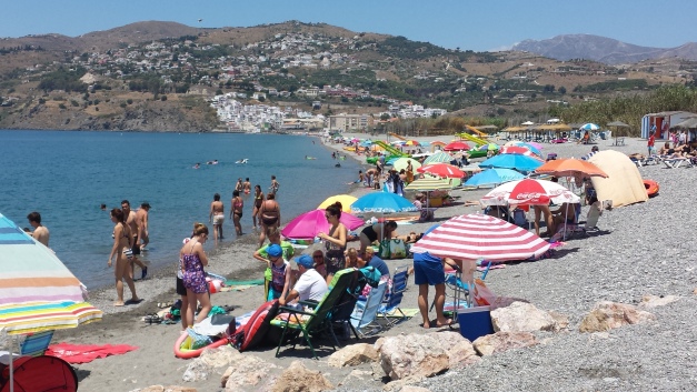 Playa del Peñón durante el verano.